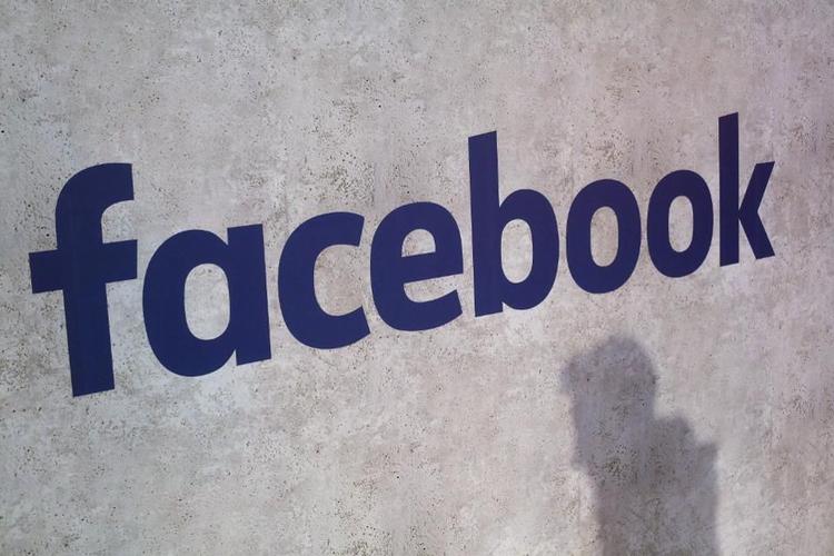 Facebook vil nu bruge papir og det amerikanske postvæsen til at  forhindre fup-annoncører fra f.eks. Rusland i at annoncere med politiske reklamer under det amerikanske midtvejsvalg (Foto: AP Photo/Thibault Camus) 