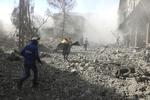 Regeringsstyrkernes luftangreb har kostet 194 mennesker i den lille region Ghouta livet de seneste to døgn.  /AP