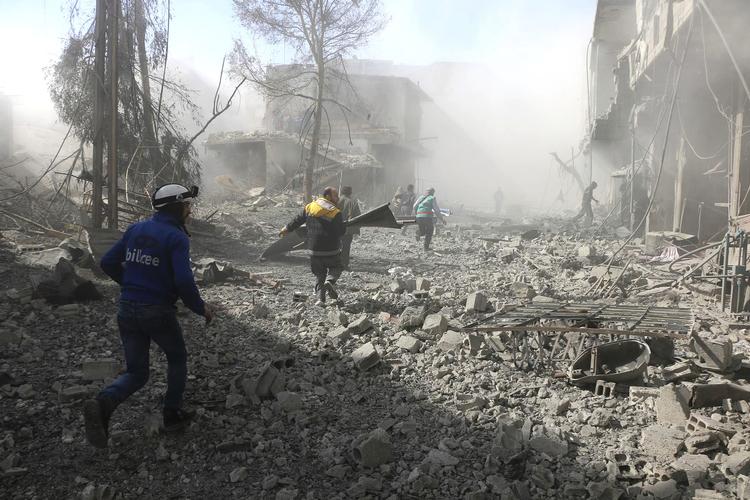 Regeringsstyrkernes luftangreb har kostet 194 mennesker i den lille region Ghouta livet de seneste to døgn.  /AP