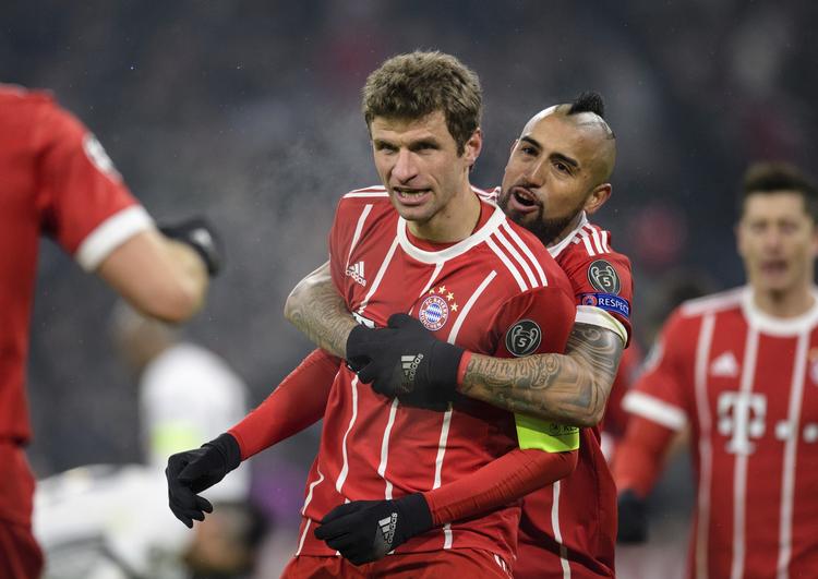 Bayerns første og tredje mål blev scoret af Thomas Müller, hvilket begejstrede Arturo Vidal. Matthias Balk/AP