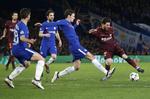 Andreas Christensen og Lionel Messi i en direkte duel under ottendedelsfinalen på Stamford Bridge. Alastair Grant/AP