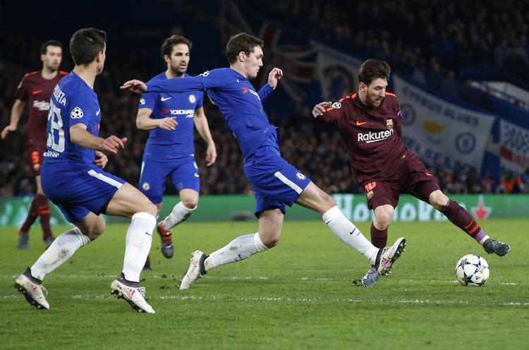Andreas Christensen og Lionel Messi i en direkte duel under ottendedelsfinalen på Stamford Bridge. Alastair Grant/AP