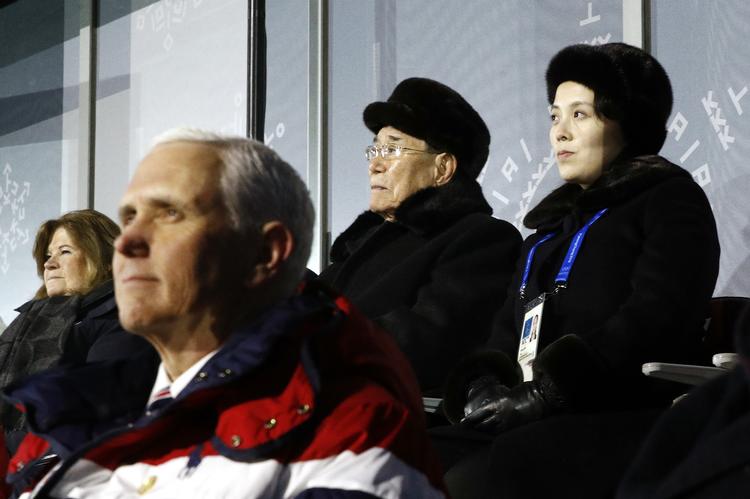 Ifølge Det Hvide Hus stod den amerikanske vicepræsident, Mike Pence, fast på at kritisere Nordkorea op til åbningen af Vinter-OL i Sydkorea. Det førte ifølge Det Hvide Hus til, at Kim Yo-jong, søster til den nordkoreanske leder, Kim Jong-un, aflyste et møde med Pence. Her sidder hun under åbningsceremonien lige bag Pence sammen med Nordkoreas ceremonielle statsoverhoved, Kim Yong Nam.
    Patrick Semansky/AP