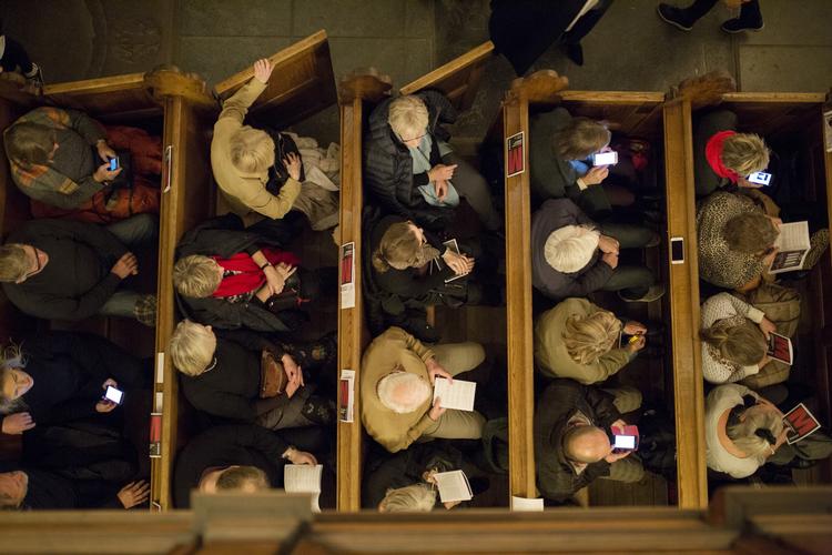 Antallet af medlemmer af folkekirken bliver ved med at falde, men faldet er aftagende. Billedet er fra en julekoncert i Holmens Kirke.  Andreas Haubjerg/POLFOTO