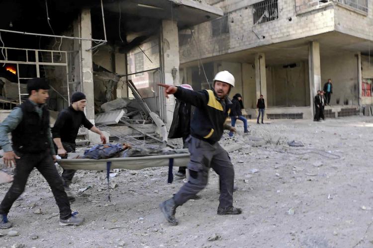 Et billede fra tirsdag 20. februar udsendt af gruppen 'De hvide hjelme' i Ghouta.  Uncredited/AP
