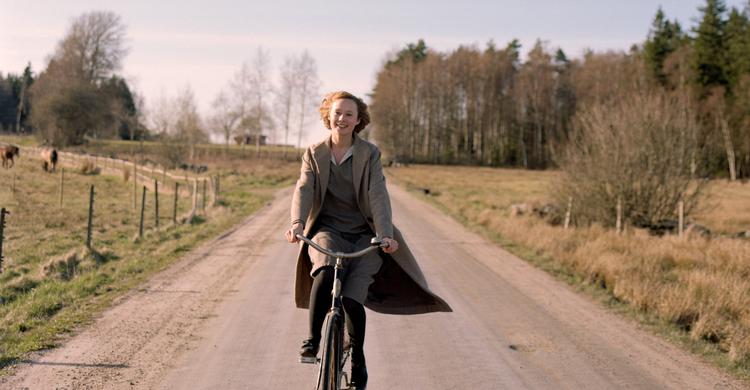Her ses Alba August i rollen som en ung Astrid Lindgren. Pr-foto, Nordisk Film Distribution
