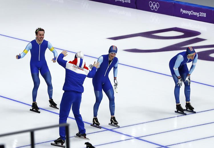 Sindre Henriksen, Simen Spieler Nilsen og Sverre Lunde Pedersen satte olympisk rekord i semifinalen, da de besejrede de hollandske storfavoritter.  Eugene Hoshiko/AP