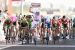 Alexander Kristof jubler, mens rivalerne kæmper om de sekundære placeringer. Helt ude til venstre bliver Andrea Guardini nr. 2, umiddelbart til venstre for nordmanden er Caleb Ewen på tredjepladsen, mens Elia Viviani lige til højre bliver nr. 4. Helt ude til højre må André Greipel nøjes med 10. pladsen. Foto: LaPresse-Ferrari/Paolone. 