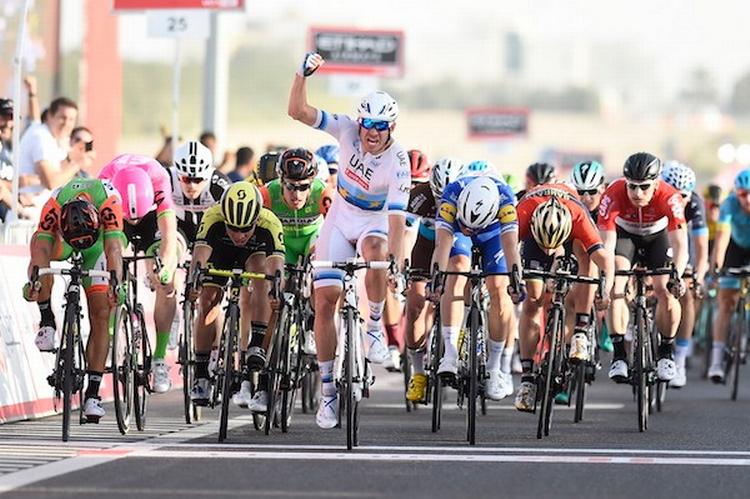 Alexander Kristof jubler, mens rivalerne kæmper om de sekundære placeringer. Helt ude til venstre bliver Andrea Guardini nr. 2, umiddelbart til venstre for nordmanden er Caleb Ewen på tredjepladsen, mens Elia Viviani lige til højre bliver nr. 4. Helt ude til højre må André Greipel nøjes med 10. pladsen. Foto: LaPresse-Ferrari/Paolone. 