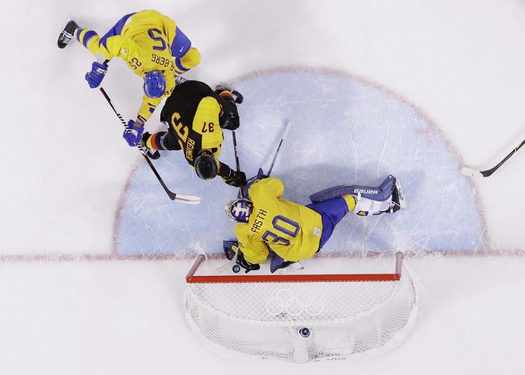 Tysklands Patrick Reimer (37) scorer det afgørende mål i kvartfinalens overtid mod Sverige efter en flot solotur.  
   Frank Franklin Ii/AP