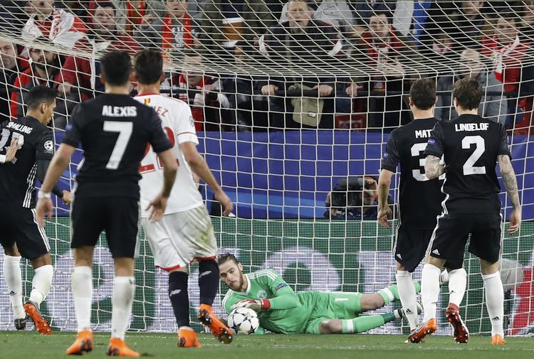 Manchester United-målmand David De Gea har en travl aften i Sevilla, hvor hjemmeholdet konstant banker på foran gæsternes mål.
   Miguel Morenatti/AP