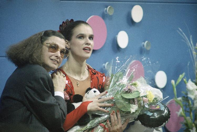Katarina Witt venter sammen med sin træner, den navnkundige Jutta Müller, på sine karakterer i Calgary. De var gode nok til at DDR-atleten genvandt sit olympiske guld. John Redman/AP