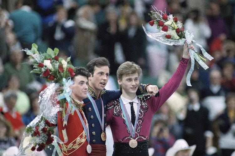 Brian Boitano (i midten) flankeret af  sølvvinderen Brian Orser (tv.) og  Alexandre Fadeev fra Sovjetunionen, der vandt bronze.
   Jack Smith/AP