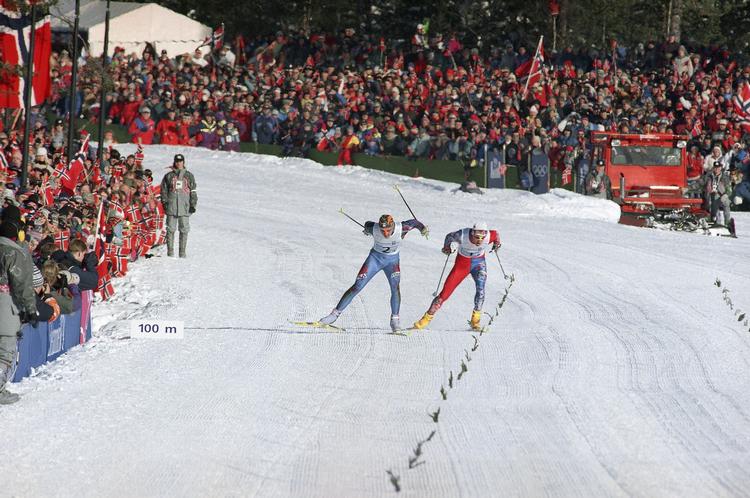 Silvio Fauner (tv.) og Norges Bjørn Dæhlie på opløbsstrækningen i Lillehammer i 1994.  Italieneren vandt med en margin på 0,4 sekunder. Michel Euler/AP