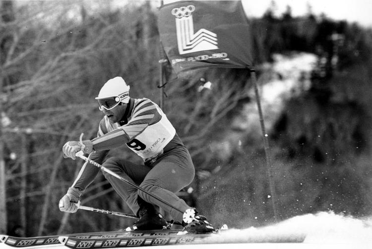 Ingemar Stenmark på vej mod guldet ved de olympiske lege i Lake Placid i 1980. Brødrene Mahre endte langt nede i den disciplin. /AP