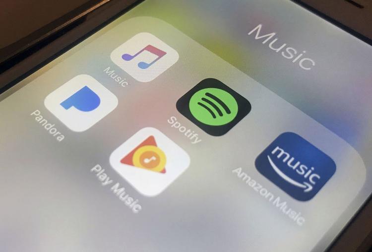 Spotify er mest kendte for deres musikstreaming, f.eks. via smartphone-appen. Men inden længe kan vi også se fysiske produkter fra dem ude på butikshylderne (Foto: AP Photo/Jenny Kane) 