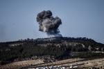 ARKIVFOTO. Eksplosion i Afrin i Syrien, hvor tyrkiske styrker har angrebet det kurdisk belejrede område. Nu får kurderne hjælp fra syriske regeringsstyrker i kampen mod tyrkerne.  Can Erok/AP