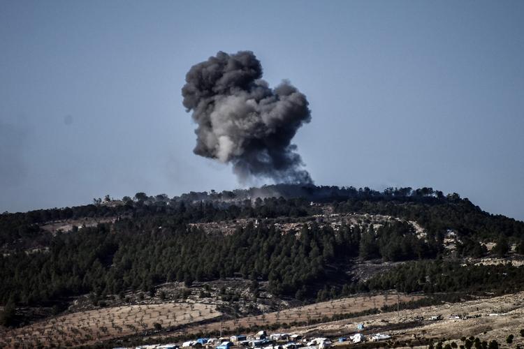 ARKIVFOTO. Eksplosion i Afrin i Syrien, hvor tyrkiske styrker har angrebet det kurdisk belejrede område. Nu får kurderne hjælp fra syriske regeringsstyrker i kampen mod tyrkerne.  Can Erok/AP