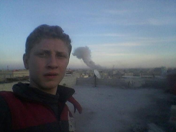 Med en baggrund af ødelæggelser og faldende bomber filmer Muhammed Najem sig selv. @muhammadnajem20