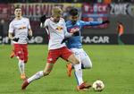Leipzigs Konrad Laimer og Napolis målscorer Lorenzo Insigne i tæt duel om bolden, da holdene torsdag aften mødtes i Europa League. Jens Meyer/AP