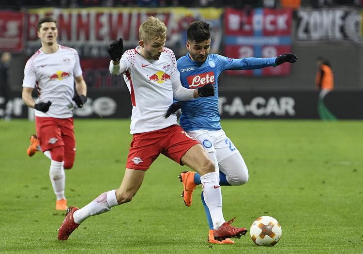 Leipzigs Konrad Laimer og Napolis målscorer Lorenzo Insigne i tæt duel om bolden, da holdene torsdag aften mødtes i Europa League. Jens Meyer/AP