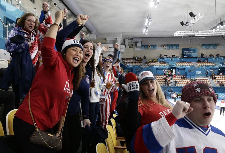 Sådan som her ved curling har det set ud ved mange af konkurrencerne i Pyeongchang. masser af tilskuere i forgrunden, men tomme tribuner bagved. Aaron Favila/AP