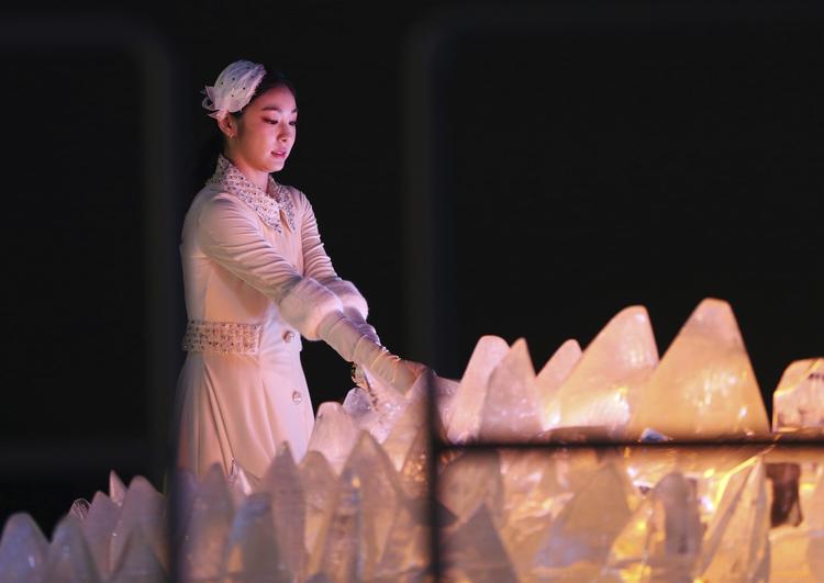  Yuna Kim havde fået æren af at tænde den olympiske flamme på stadion, og det gjorde hun med manér. Natacha Pisarenko/AP