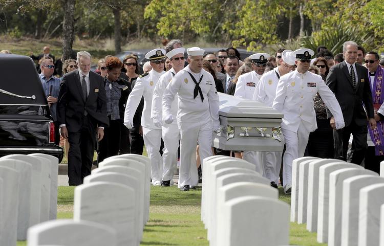 17 elever og lærere blev dræbt under skyderiet på Marjory Stoneman Douglas High School. Her er det skolens atletikchef, Chris Brent Hixon, der bæres til graven.  Mike Stocker/AP