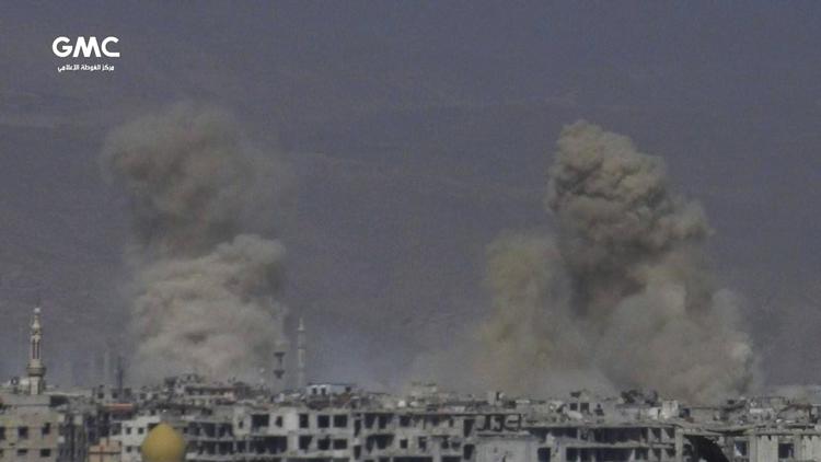 Syriske fly bomber Ghouta. Uncredited/AP