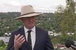  Barnaby Joyce fortæller her de australske journalister, at han trækker sig. /AP