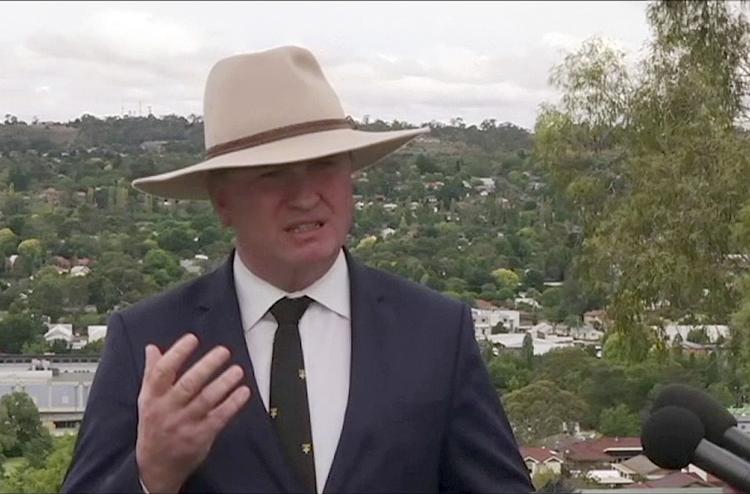  Barnaby Joyce fortæller her de australske journalister, at han trækker sig. /AP