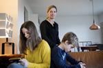 Annelise Krarup forsøger at sikre, at hendes børn, Asger og Frida, ikke bruger for meget tid med næsen i en skærm.  Finn Frandsen/POLFOTO