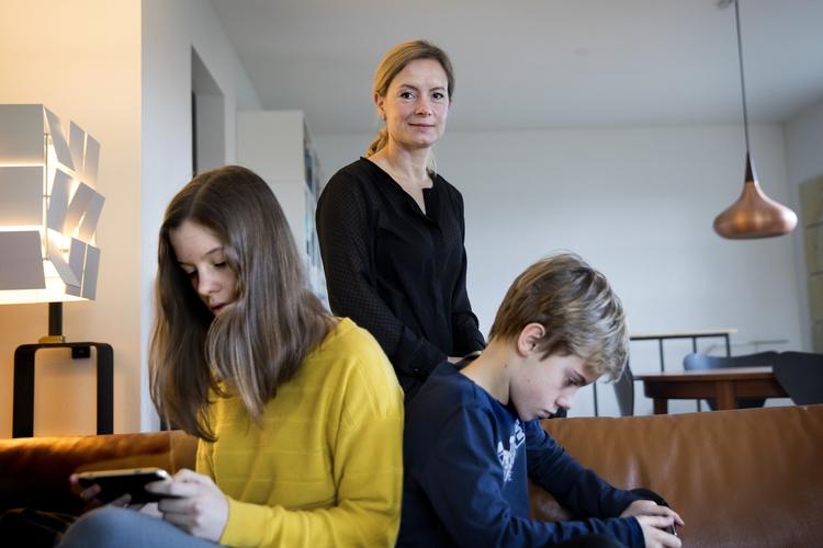 Annelise Krarup forsøger at sikre, at hendes børn, Asger og Frida, ikke bruger for meget tid med næsen i en skærm.  Finn Frandsen/POLFOTO