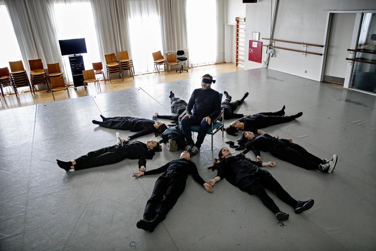 Under den poetiske performance "Porøset" er man alene som publikum og føres gennem trappeskakter. Politikens Thomas Michelsen (i midten) fik bind for øjnene og blev rørt. Louise Alenius stod bag forestillingen på Det KongeligeTeater, Gamle Scene.
 Jacob Ehrbahn (arkiv)/POLFOTO