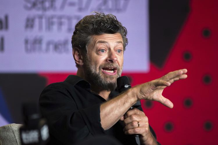 Skuespiller og instruktør Andy Serkis mener ikke, at et regelsæt for indspilningen af sexscener er det rigtige skridt i kampen mod sexoverfald og sexchikane blandt skuespillere.  Chris Donovan/AP