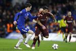 ’AC’ i nærkamp med Barcelonas stjerneangriber Luis Suárez.  Alastair Grant/AP