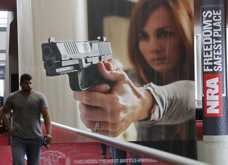 National Rifle Association er i årevis blevet tilskrevet at blokere for stramninger af våbenloven ved at støtte politikeres valgkampagner med millioner af dollar. Her ses en reklame for et håndvåben ved et af organisationens våbenmesser.  Curtis Compton/AP