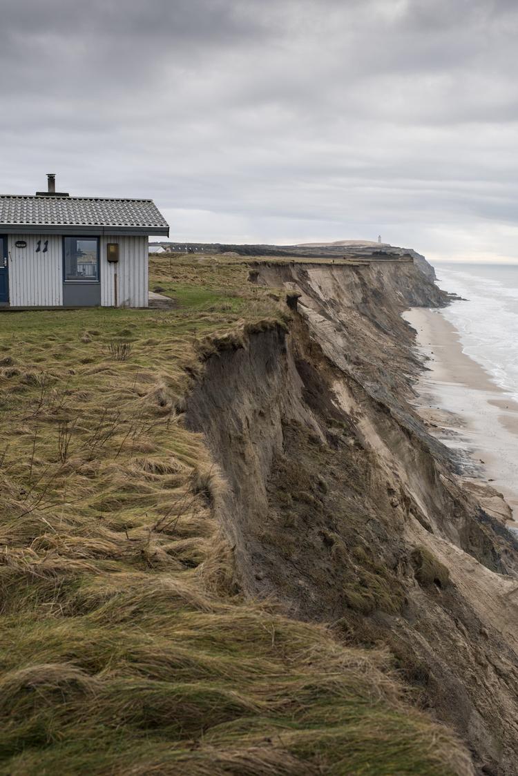 Lønstrup, Nordjylland, hvor sommerhusejere er blevet meldt til politiet for ulovlig kystsikring med beton. Der er ikke langt til kanten for nogle af sommerhusene langs havet ved Lønstrup.
   Ladefoged Joachim
