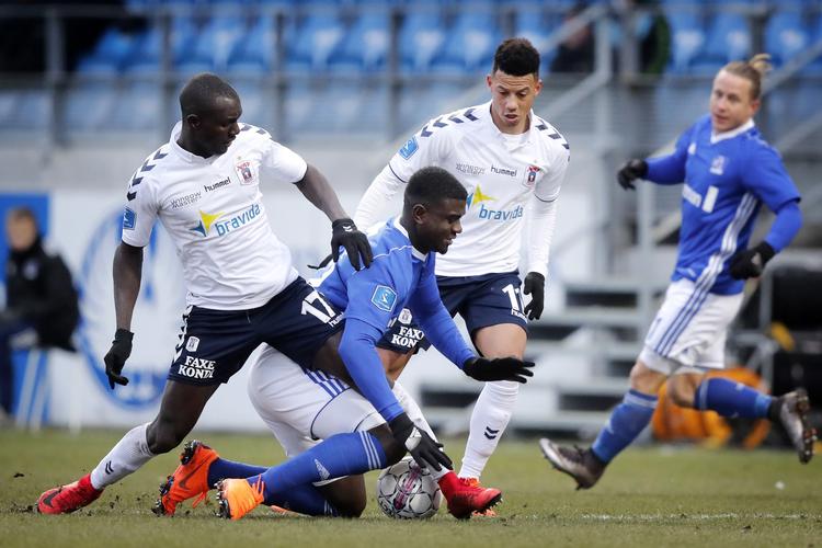  Lyngbys Mayron George i klemme mellem AGF's Adama Guira og Tobias Sana. Jens Dresling/POLFOTO