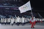 Ligesom ved åbningsceremonien bliver det også en frivillig, der bærer den olympiske fane foran de russiske atleter ved afslutningsceremonien. Petr David Josek/AP