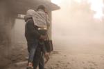 Et to dage gammelt billede fra Ghouta, hvor en såret pige bæres i sikkerhed.  Uncredited/AP