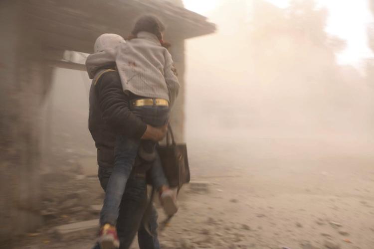 Et to dage gammelt billede fra Ghouta, hvor en såret pige bæres i sikkerhed.  Uncredited/AP
