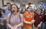 De overlevende gymnasielever fra skoleskyderiet i Florida har skabt en usædvanligt bred og vedvarende bølge af protester mod våbenlovgivningen. 
   Mark Wallheiser/AP