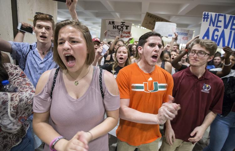 De overlevende gymnasielever fra skoleskyderiet i Florida har skabt en usædvanligt bred og vedvarende bølge af protester mod våbenlovgivningen. 
   Mark Wallheiser/AP