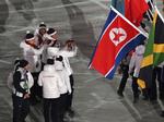 Nordkoreanske atleter med nationens flag ved afslutningen af de olympiske vinterlege tidligere i dag. 
   Florien Choblet/AP