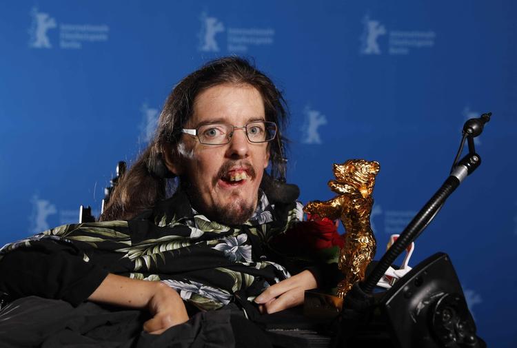 Multihandikappede Christian Bayerlein sætter en fed streg under sin menneskelighed og maskulinitet, da han har sex med sin hustru på en swingerklub af de mere eksperimenterende. For, som han stolt siger, »min penis er der intet galt med«. Axel Schmidt/AP