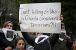 En libanesisk kvinde viser sin frustration med Ruslands ageren i Syrien foran den russiske ambassade i Beirut.  Bilal Hussein/AP