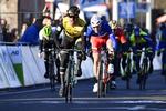 Dylan Groenewegen slår overbevisende til i spurten i Kuurne-Bruxelles-Kuurne.
   Yorick Jansens/Ritzau Scanpix