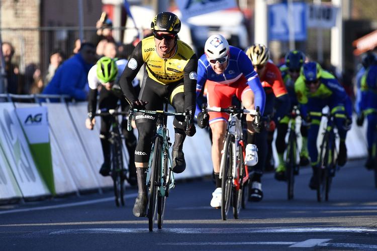 Dylan Groenewegen slår overbevisende til i spurten i Kuurne-Bruxelles-Kuurne.
   Yorick Jansens/Ritzau Scanpix