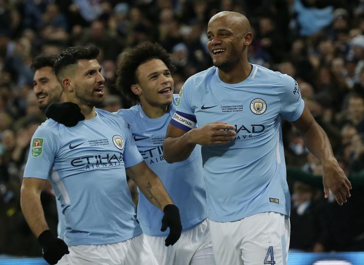 Vincent Kompany (t.h.) var finalens bedste spiller og scorede oven i købet til 2-0.
   Tim Ireland/AP